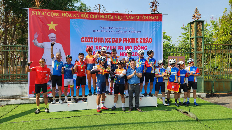 Các CLB giành thứ hạng cao ở nội dung đồng đội nam trung. Ảnh: Văn Ngọc Các CLB giành thứ hạng cao ở nội dung đồng đội nam trung. Ảnh: Văn Ngọc