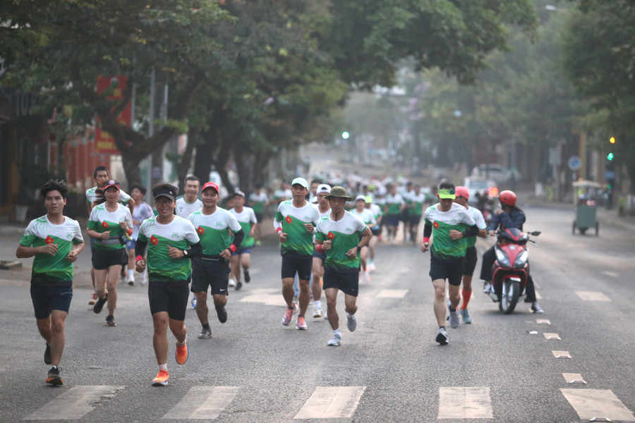 Các VĐV phải vượt qua những con dốc đầy thử thách của Phố núi Pleiku. Ảnh: Văn Ngọc Các VĐV phải vượt qua những con dốc đầy thử thách của Phố núi Pleiku. Ảnh: Văn Ngọc