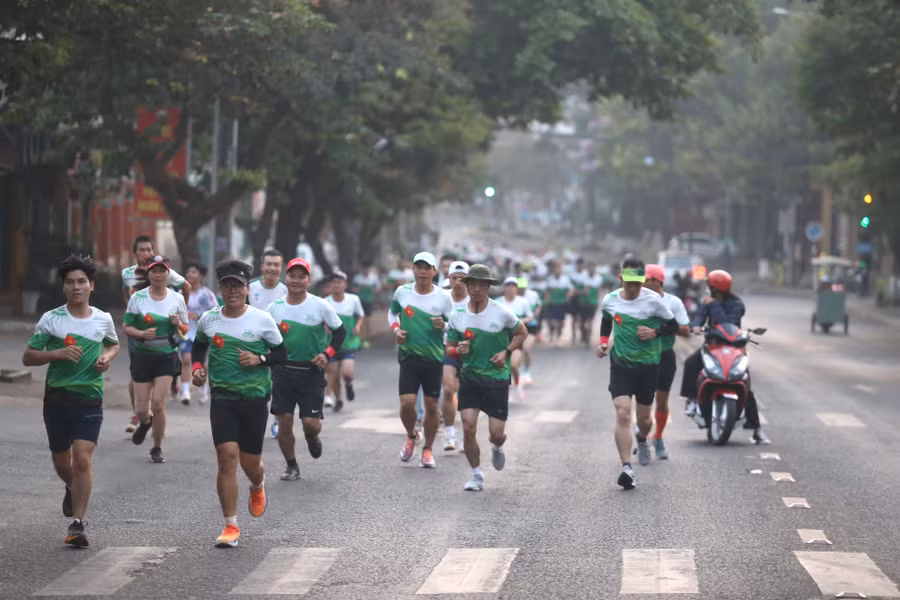 Các VĐV phải vượt qua những con dốc đầy thử thách của Phố núi Pleiku. Ảnh: Văn Ngọc