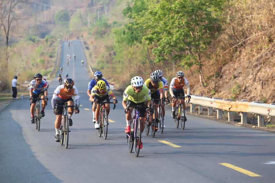 Các VĐV phải phân phối thể lực để vượt qua chặng đường hơn 40 km. Ảnh: Văn Ngọc Các VĐV phải phân phối thể lực để vượt qua chặng đường hơn 40 km. Ảnh: Văn Ngọc