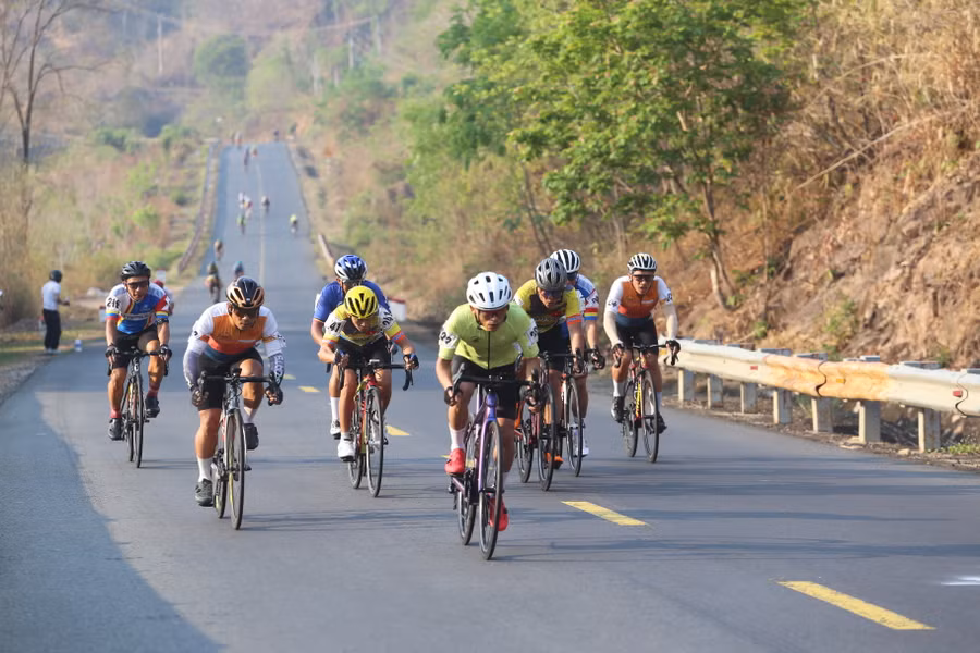 Các VĐV phải phân phối thể lực để vượt qua chặng đường hơn 40 km. Ảnh: Văn Ngọc