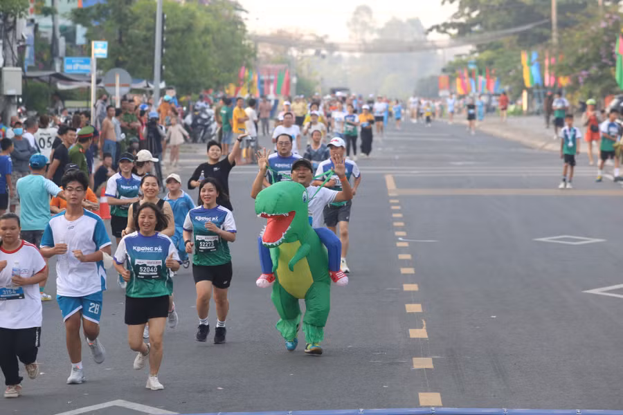 Màn hóa trang ngộ nghĩnh của một runner gây thích thú cho khán giả. Ảnh: Văn Ngọc