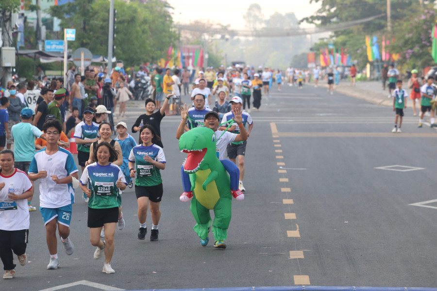 Màn hóa trang ngộ nghĩnh của một runner gây thích thú cho khán giả. Ảnh: Văn Ngọc Màn hóa trang ngộ nghĩnh của một runner gây thích thú cho khán giả. Ảnh: Văn Ngọc