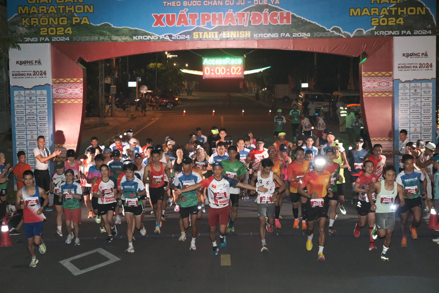 Các runner khởi tranh ở cự ly 21 km. Ảnh: Văn Ngọc Các runner khởi tranh ở cự ly 21 km. Ảnh: Văn Ngọc