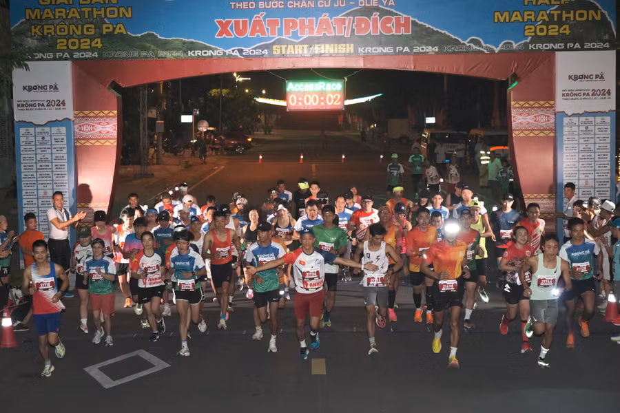 Các runner khởi tranh ở cự ly 21 km. Ảnh: Văn Ngọc