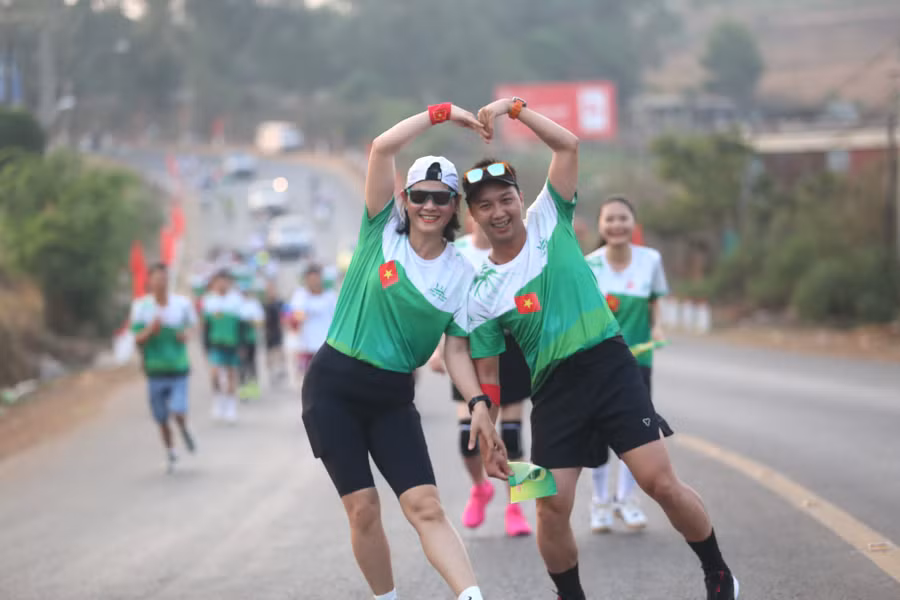 Các runner cùng những biểu cảm dễ thương trên đường chạy. Ảnh: Văn Ngọc