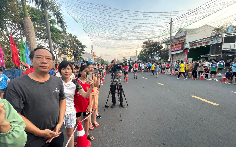 Người dân Krông Pa đổ ra đường cổ vũ cho các VĐV. Ảnh: Văn Ngọc Người dân Krông Pa đổ ra đường cổ vũ cho các VĐV. Ảnh: Văn Ngọc