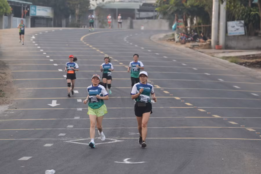 Những con dốc đẹp mê man trên quốc lộ 25 đoạn qua thị trấn Phú Túc. Ảnh: Văn Ngọc