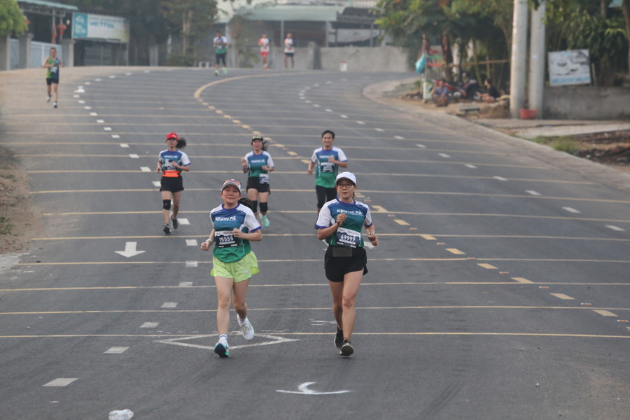 Những con dốc đẹp mê man trên quốc lộ 25 đoạn qua thị trấn Phú Túc. Ảnh: Văn Ngọc Những con dốc đẹp mê man trên quốc lộ 25 đoạn qua thị trấn Phú Túc. Ảnh: Văn Ngọc