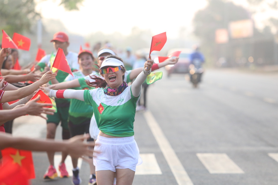 Các runner đầy hào hứng trước sự đón tiếp của người dân huyện Ia Grai. Ảnh: Văn Ngọc Các runner đầy hào hứng trước sự đón tiếp của người dân huyện Ia Grai. Ảnh: Văn Ngọc