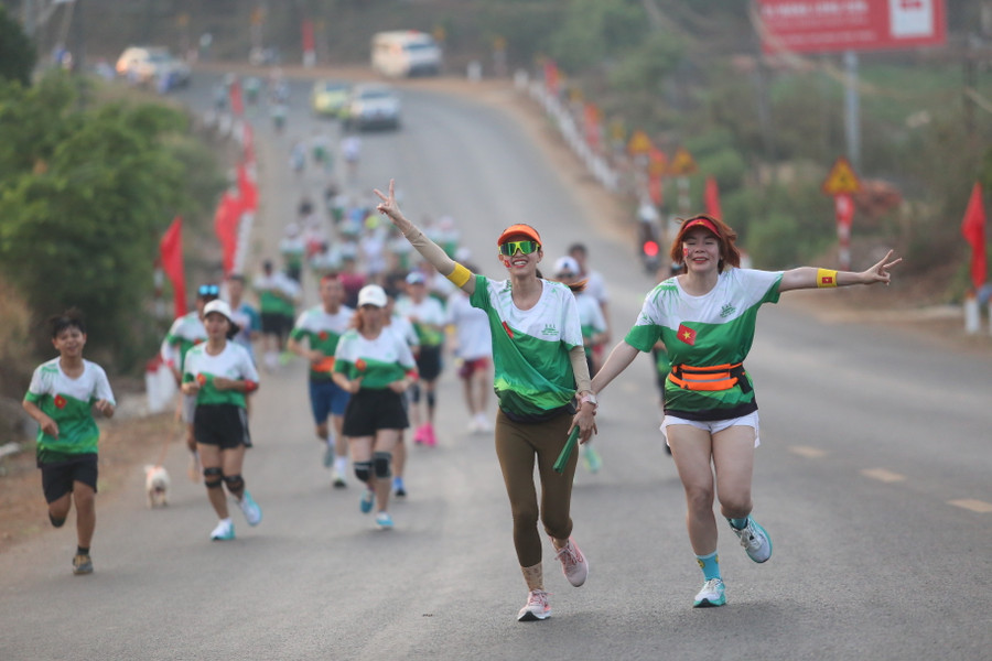 Cung đường uốn lượn đẹp như mơ ở địa bàn giáp ranh TP. Pleiku và huyện Ia Grai. Ảnh: Văn Ngọc Cung đường uốn lượn đẹp như mơ ở địa bàn giáp ranh TP. Pleiku và huyện Ia Grai. Ảnh: Văn Ngọc