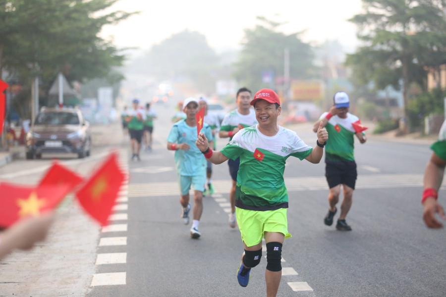 Phó Chủ tịch UBND tỉnh Nguyễn Hữu Quế đã tham gia chạy cự ly 21 km ở chương trình. Ảnh: Văn Ngọc Phó Chủ tịch UBND tỉnh Nguyễn Hữu Quế đã tham gia chạy cự ly 21 km ở chương trình. Ảnh: Văn Ngọc