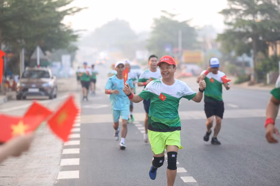 Phó Chủ tịch UBND tỉnh Nguyễn Hữu Quế đã tham gia chạy cự ly 21 km ở chương trình. Ảnh: Văn Ngọc