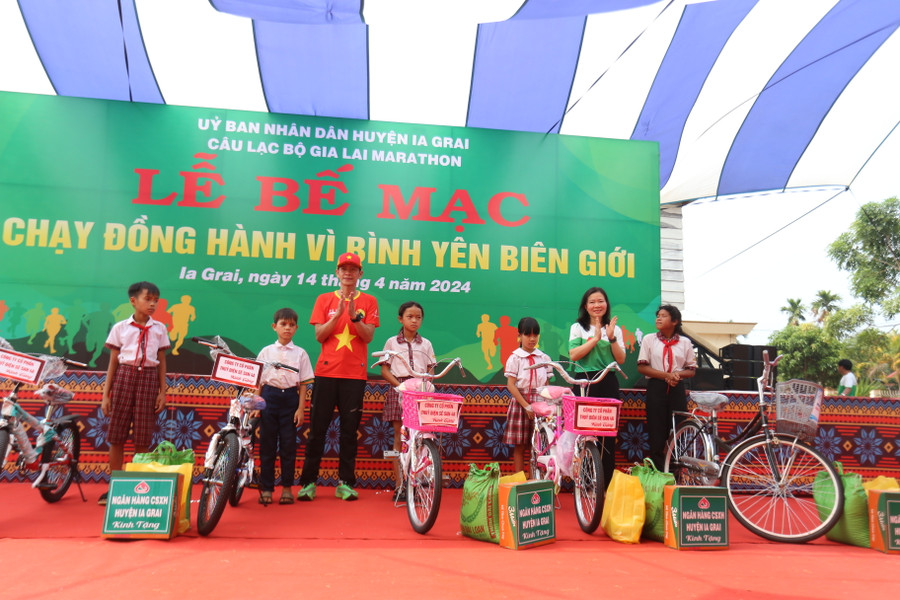 Hàng trăm suất quà thiết thực đã được trao tận tay các em học sinh nghèo vùng biên. Ảnh: Văn Ngọc Hàng trăm suất quà thiết thực đã được trao tận tay các em học sinh nghèo vùng biên. Ảnh: Văn Ngọc