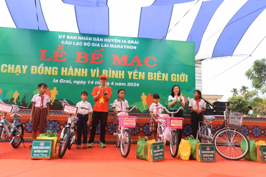 Hàng trăm suất quà thiết thực đã được trao tận tay các em học sinh nghèo vùng biên. Ảnh: Văn Ngọc