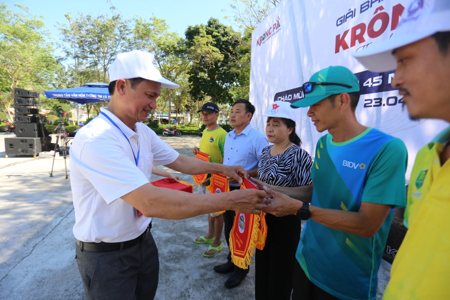 Ban tổ chức trao cờ cho các câu lạc bộ có số lượng VĐV tham gia đông đảo. Ảnh: Văn Ngọc