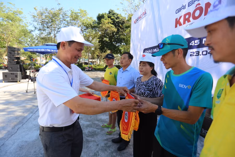 Ban tổ chức trao cờ cho các câu lạc bộ có số lượng VĐV tham gia đông đảo. Ảnh: Văn Ngọc