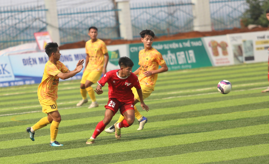 PVF đã gặp rất nhiều khó khăn trước lối chơi phòng ngự số đông của đối thủ. Ảnh: Văn Ngọc