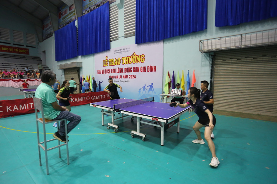 Các VĐV thi đấu ở các nội dung đôi. Ảnh: Văn Ngọc Các VĐV thi đấu ở các nội dung đôi. Ảnh: Văn Ngọc