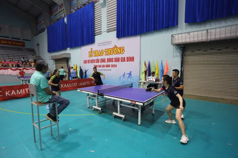 Các VĐV thi đấu ở các nội dung đôi. Ảnh: Văn Ngọc