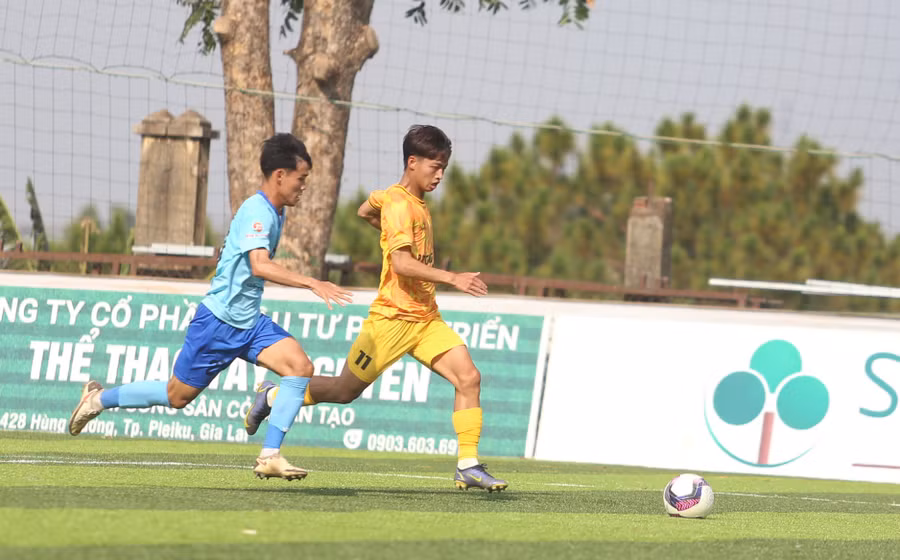 Kon Tum (trái) tỏ ra vượt trội hơn so với đối thủ. Ảnh: Văn Ngọc Kon Tum (trái) tỏ ra vượt trội hơn so với đối thủ. Ảnh: Văn Ngọc