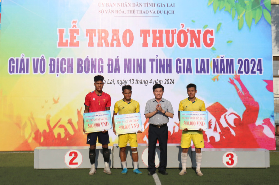 Ban tổ chức trao giải cho các cá nhân xuất sắc tại giải đấu. Ảnh: Văn Ngọc