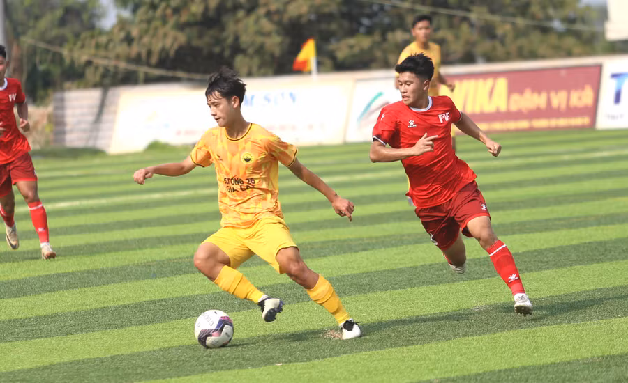 Tây Nguyên Gia Lai (trái) đã nhận trận thua thứ 4 liên tiếp. Ảnh: Văn Ngọc