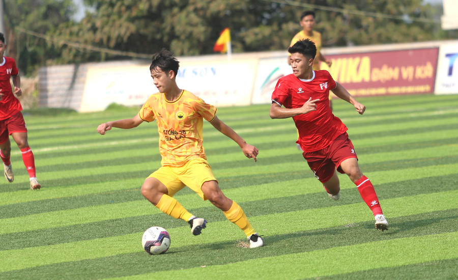 Tây Nguyên Gia Lai (trái) đã nhận trận thua thứ 4 liên tiếp. Ảnh: Văn Ngọc