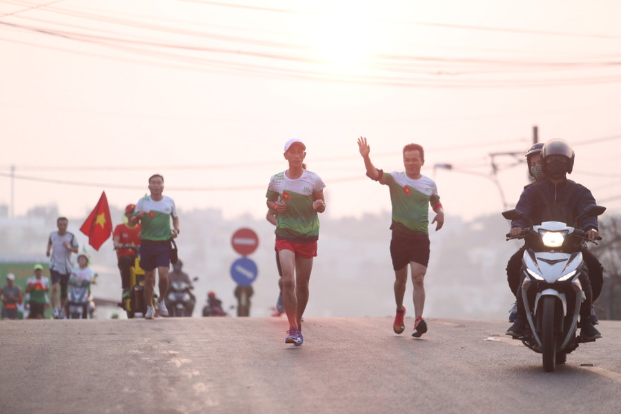 Các VĐV chạy đón mặt trời mọc ở vùng biên Ia Grai. Ảnh: Văn Ngọc Các VĐV chạy đón mặt trời mọc ở vùng biên Ia Grai. Ảnh: Văn Ngọc