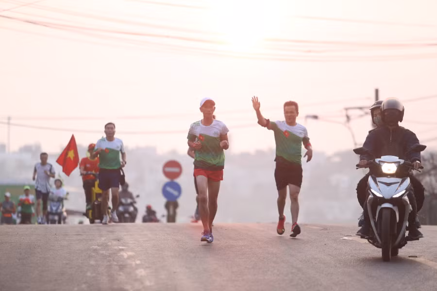 Các VĐV chạy đón mặt trời mọc ở vùng biên Ia Grai. Ảnh: Văn Ngọc