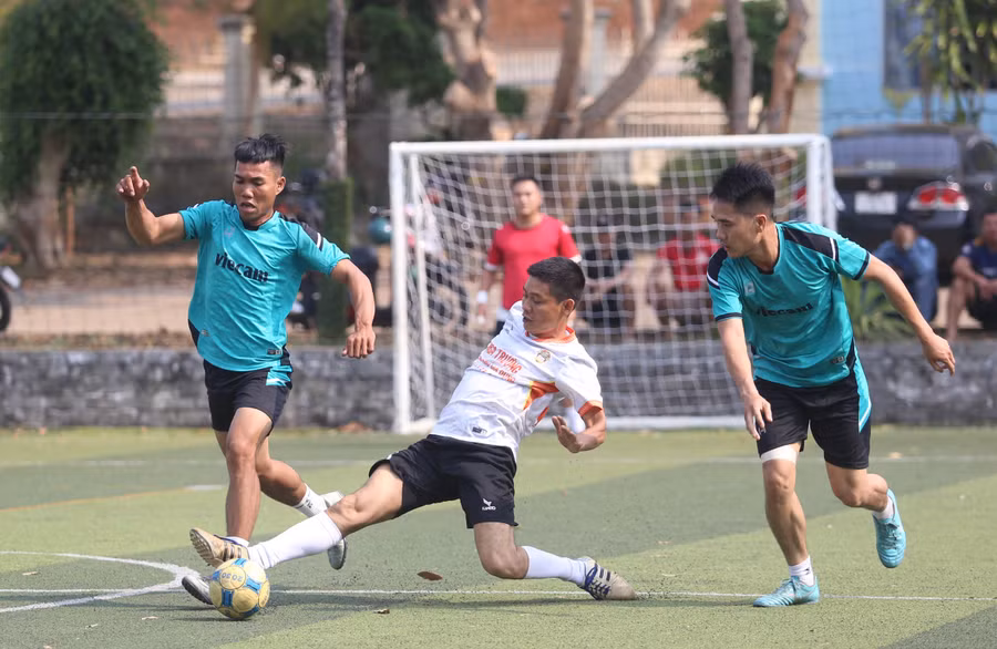 Các trận đấu diễn ra ở sân bóng của Trung tâm Huấn luyện và Thi đấu thể thao tỉnh. Ảnh: Văn Ngọc