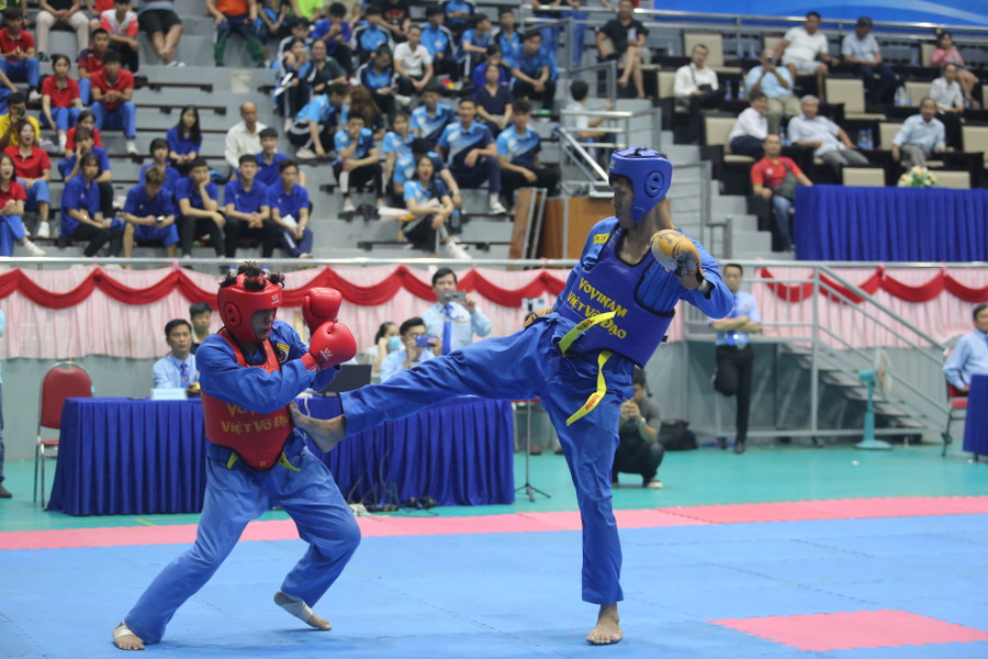 Các VĐV tranh tài ở nội dung đối kháng nam-nữ để tranh 26 bộ huy chương. Ảnh: Văn Ngọc