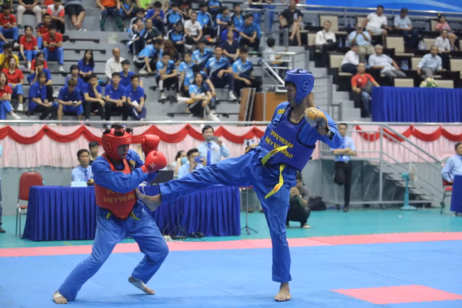 Các VĐV tranh tài ở nội dung đối kháng nam-nữ để tranh 26 bộ huy chương. Ảnh: Văn Ngọc