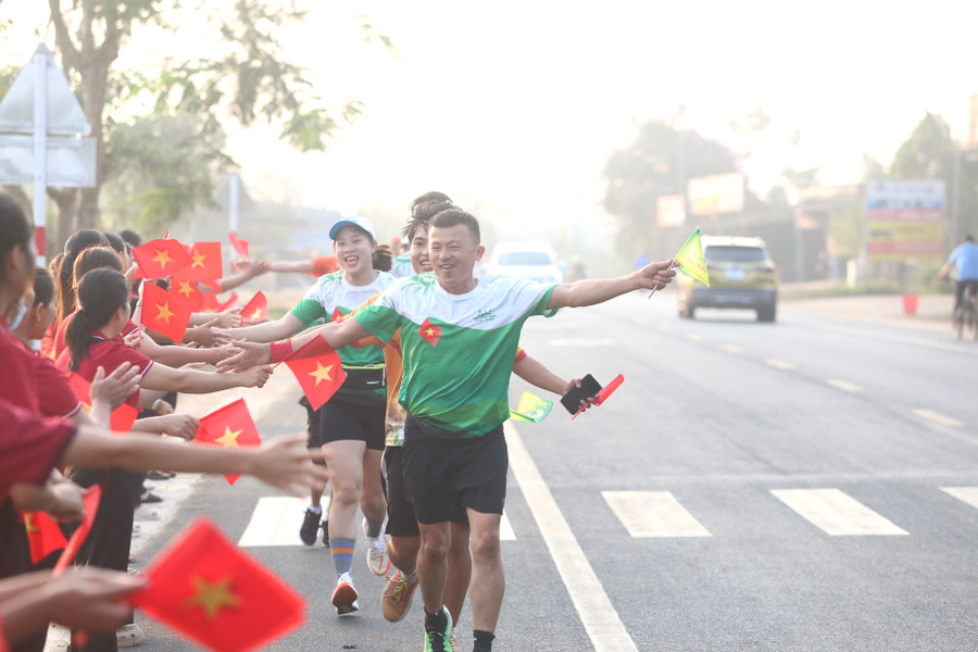 Rất nhiều điểm chào đón các VĐV được bố trí dọc đường. Ảnh: Văn Ngọc Rất nhiều điểm chào đón các VĐV được bố trí dọc đường. Ảnh: Văn Ngọc