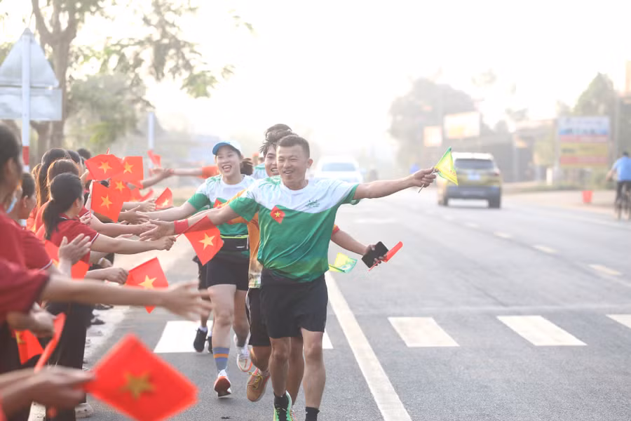 Rất nhiều điểm chào đón các VĐV được bố trí dọc đường. Ảnh: Văn Ngọc