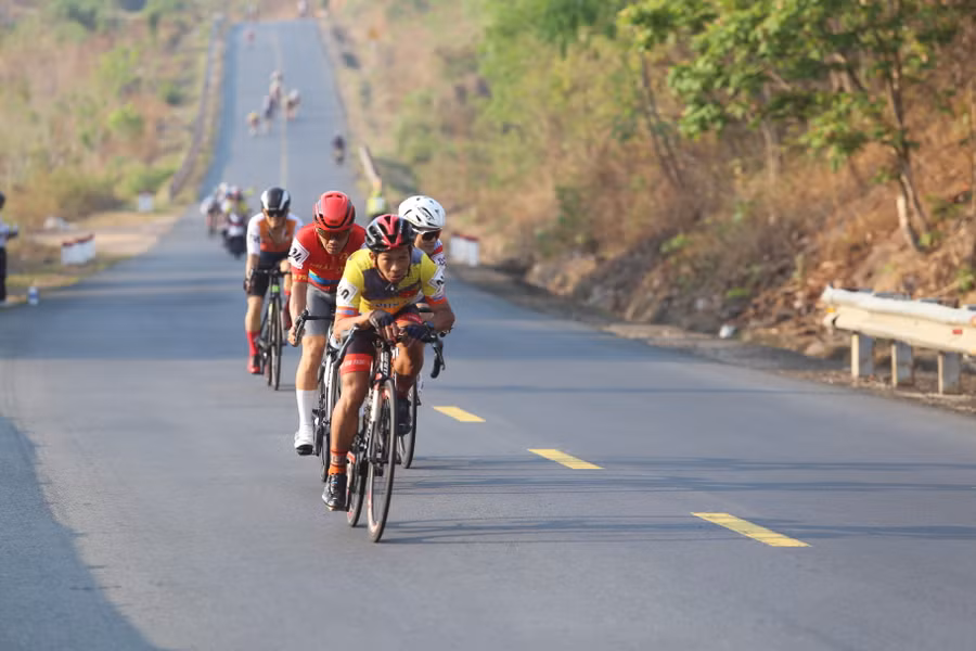 Các cua rơ đổ đèo Tô Na với tốc độ cao. Ảnh: Văn Ngọc