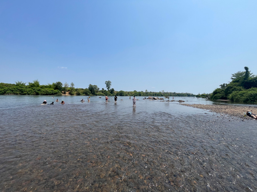 Dòng nước êm đềm và mát rượi của sông Pô Cô khiến du khách thích thú. Ảnh: Văn Ngọc Dòng nước êm đềm và mát rượi của sông Pô Cô khiến du khách thích thú. Ảnh: Văn Ngọc