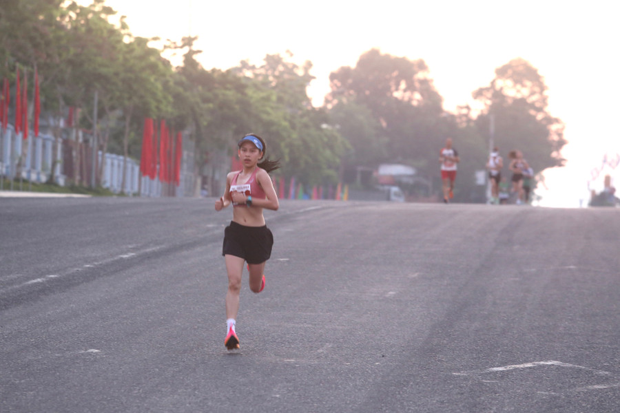 Chân chạy Nguyễn Thùy Dung cán đích đầu tiên ở cự ly 21 km nữ. Ảnh: Văn Ngọc Chân chạy Nguyễn Thùy Dung cán đích đầu tiên ở cự ly 21 km nữ. Ảnh: Văn Ngọc