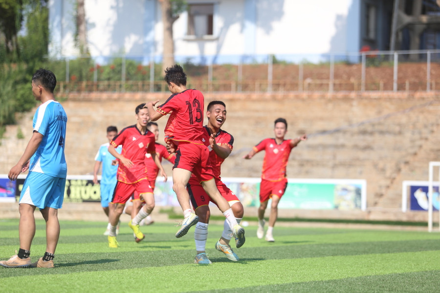 Công an huyện Đak Đoa đã có 2 bàn thắng vươn lên dẫn trước. Ảnh: Văn Ngọc Công an huyện Đak Đoa đã có 2 bàn thắng vươn lên dẫn trước. Ảnh: Văn Ngọc