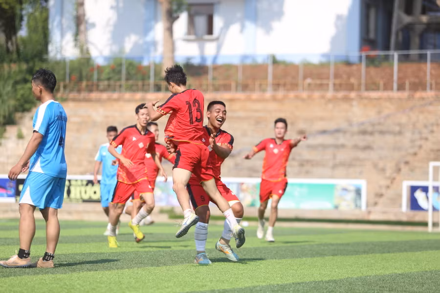 Công an huyện Đak Đoa đã có 2 bàn thắng vươn lên dẫn trước. Ảnh: Văn Ngọc