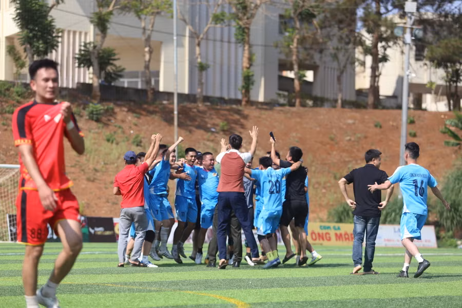 Các cầu thủ Công an huyện Đức Cơ có màn lội ngược dòng thành công. Ảnh: Văn Ngọc