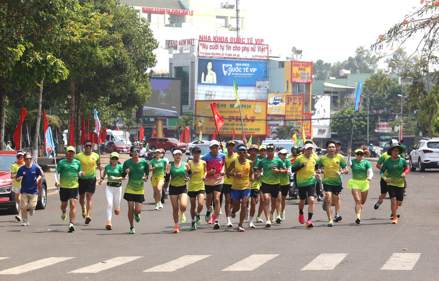 Hàng chục runner đã chạy đồng hành cùng Long khi cán đích ở Quảng trường Đại Đoàn Kết. Ảnh: Văn Ngọc Hàng chục runner đã chạy đồng hành cùng Long khi cán đích ở Quảng trường Đại Đoàn Kết. Ảnh: Văn Ngọc