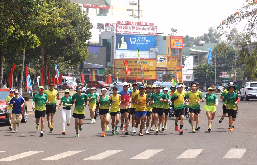 Hàng chục runner đã chạy đồng hành cùng Long khi cán đích ở Quảng trường Đại Đoàn Kết. Ảnh: Văn Ngọc