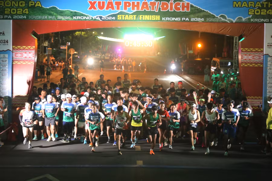 Cự ly 10 km quy tụ nhiều chân chạy mạnh. Ảnh: Văn Ngọc