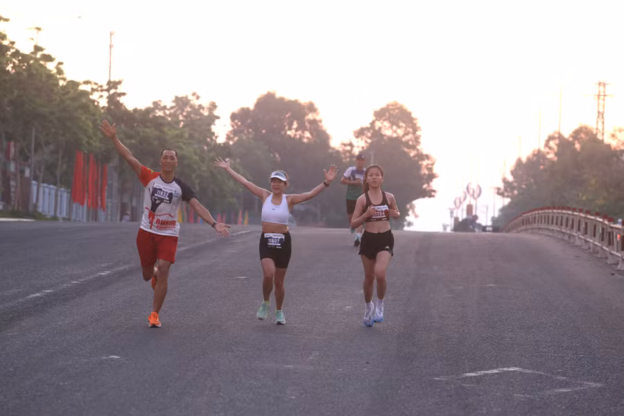 Các VĐV hứng khởi trước cung đường của giải đấu. Ảnh: Văn Ngọc