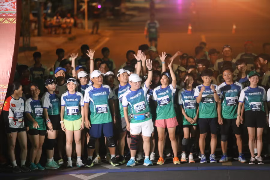 Bí thư Tỉnh ủy Hồ Văn Niên (số đeo 55555) tham gia ở cự ly 10 km. Ảnh: Văn Ngọc