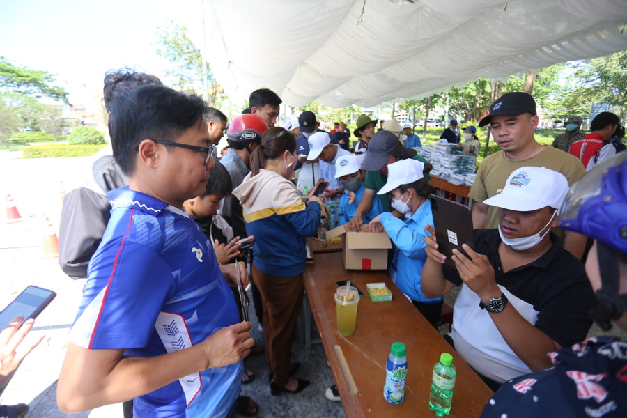 Khu vực phát racekit được bố trí khoa học tạo thuận lợi cho các VĐV. Ảnh: Văn Ngọc