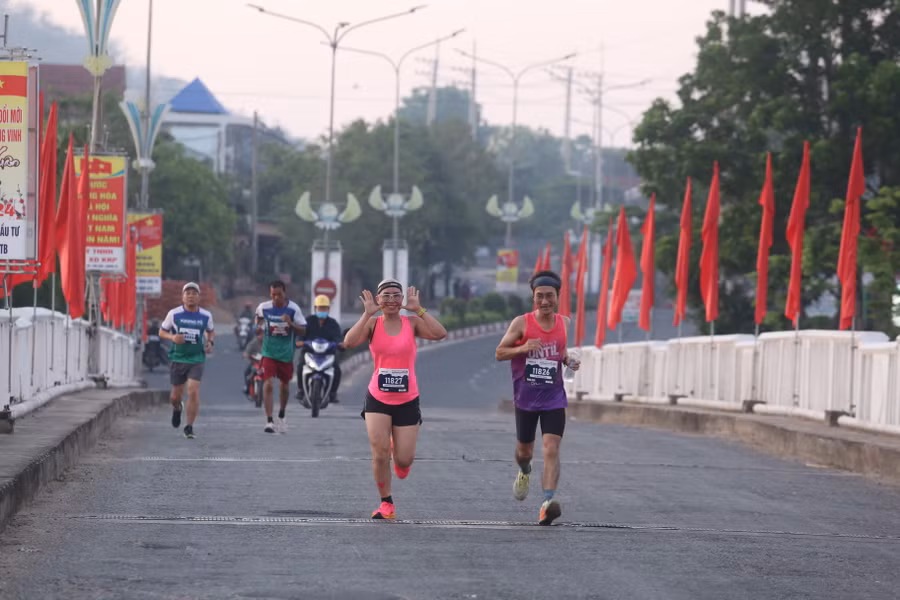 Các cung đường ở Krông Pa được trang hoàng rực rỡ. Ảnh: Văn Ngọc