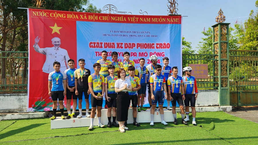 Ban tổ chức trao giải cho các CLB giành giải đồng đội nam trẻ. Ảnh: Văn Ngọc Ban tổ chức trao giải cho các CLB giành giải đồng đội nam trẻ. Ảnh: Văn Ngọc