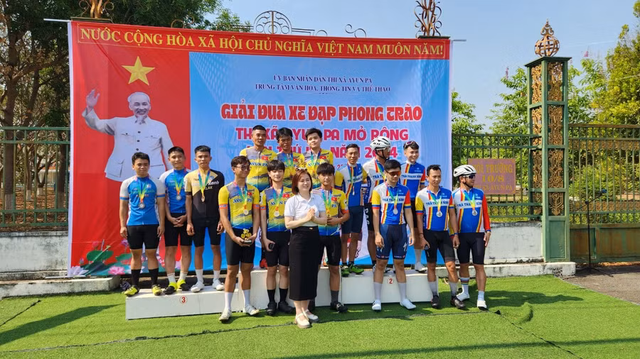 Ban tổ chức trao giải cho các CLB giành giải đồng đội nam trẻ. Ảnh: Văn Ngọc